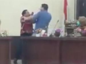 Detik-detik 2 Anggota DPRD Labusel Sumut Betumbuk Saat Rapat Bahas CSR
