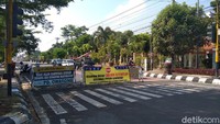 Suasana di area kota tampak sepi.