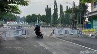 Hanya sesekali sepeda motor dan kendaraan kecil yang melintas.