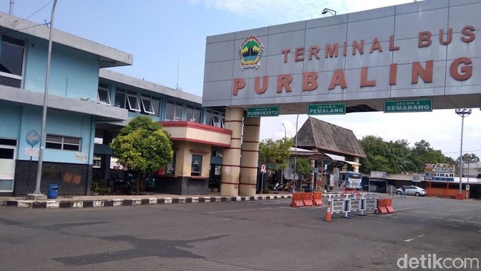 Pelaksanaan gerakan Purbalingga tiga hari di rumah saja mulai diterapkan hari ini. Suasana di Kabupaten Purbalingga Jawa Tengah pun lengang.