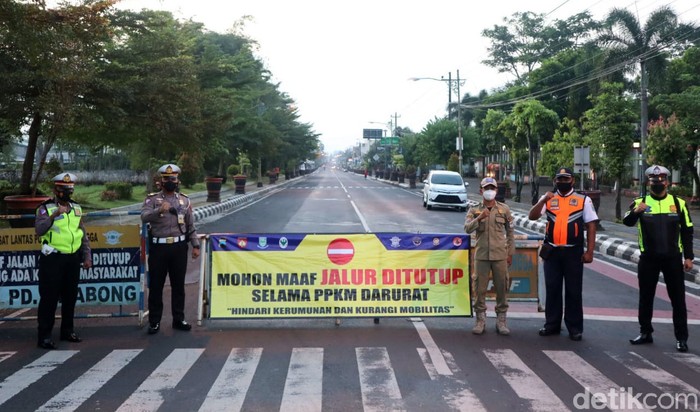 Pelaksanaan gerakan Purbalingga tiga hari di rumah saja mulai diterapkan hari ini. Suasana di Kabupaten Purbalingga Jawa Tengah pun lengang.