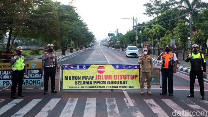 Pelaksanaan gerakan Purbalingga tiga hari di rumah saja mulai diterapkan hari ini. Suasana di Kabupaten Purbalingga Jawa Tengah pun lengang.