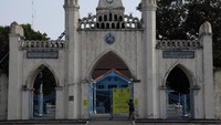 Ibadah Shalat Jumat ditiadakan sementara di sejumlah masjid Kota Solo untuk menegakkan aturan PPKM Darurat guna mengantisipasi penyebaran COVID-19. ANTARA FOTO/Maulana Surya  