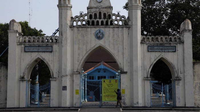 Warga melintas didepan pemberitahuan ditiadakan Shalat Jumat, di Masjid Agung Solo, Jawa Tengah, Jumat (9/7/2021). Penyelenggaraan ibadah Shalat Jumat ditiadakan sementara di sejumlah masjid Kota Solo untuk menegakkan aturan PPKM Darurat guna mengantisipasi penyebaran COVID-19. ANTARA FOTO/Maulana Surya/hp.