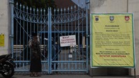 Warga melintas di depan pemberitahuan ditiadakan Shalat Jumat, di Masjid Agung Solo, Jawa Tengah, Jumat (9/7/2021). ANTARA FOTO/Maulana Surya  