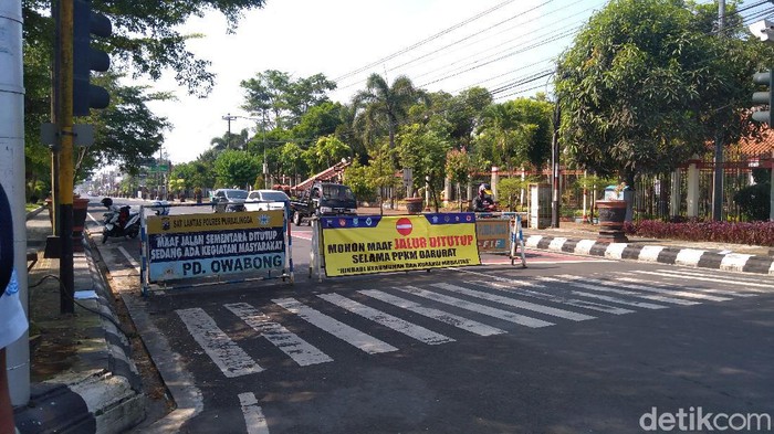 Suasana hari pertama Purbalingga Tiga Hari di Rumah Saja, Jumat (9/7/2021). Polisi pun memberlakukan penyekatan jalan di 9 ruas jalan untuk mendukung gerakan ini.