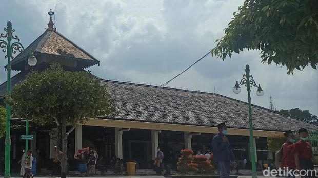 Suasana salat Jumat di Masjid Agung Demak, Jumat (9/7/2021).