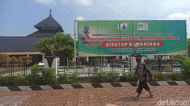 Suasana salat Jumat di Masjid Agung Demak, Jumat (9/7/2021).
