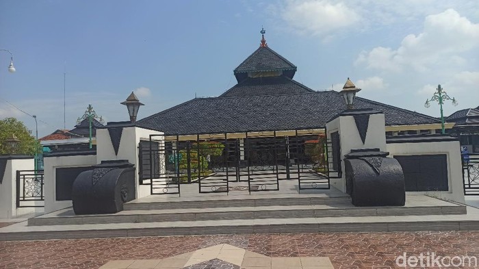 Suasana salat Jumat di Masjid Agung Demak, Jumat (9/7/2021).