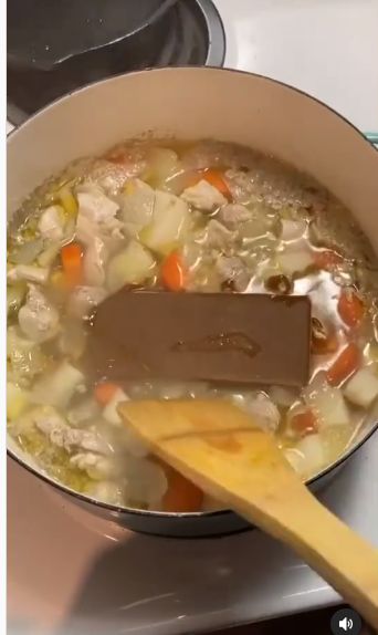 Bikin Sup Ayam Campur Cokelat, Wanita Ini Dinyinyirin Netizen