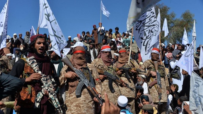 Afghan Taliban militants and villagers attend a gathering as they celebrate the peace deal and their victory in the Afghan conflict on US in Afghanistan, in Alingar district of Laghman Province on March 2, 2020. - The Taliban said on March 2 they were resuming offensive operations against Afghan security forces, ending the partial truce that preceded the signing of a deal between the insurgents and Washington. (Photo by NOORULLAH SHIRZADA / AFP)
