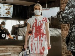 7 Foto Aktivis Vegan yang Tuang Darah di KFC, Sering Tampil Seksi