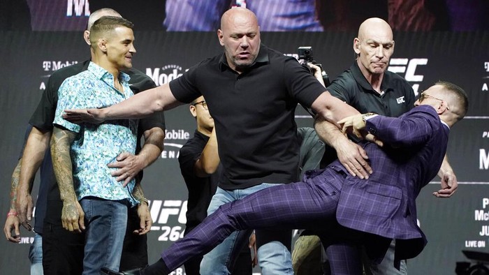 Tegang! Conor McGregor Tendang Poirier Saat Jumpa Pers Sesi jumpa pers dan faceoff UFC 264 dipenuhi ketegangan. Conor McGregor lempar trash talk dan menendang Dustin Poirier!