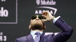 Tegang! Conor McGregor Tendang Poirier Saat Jumpa Pers