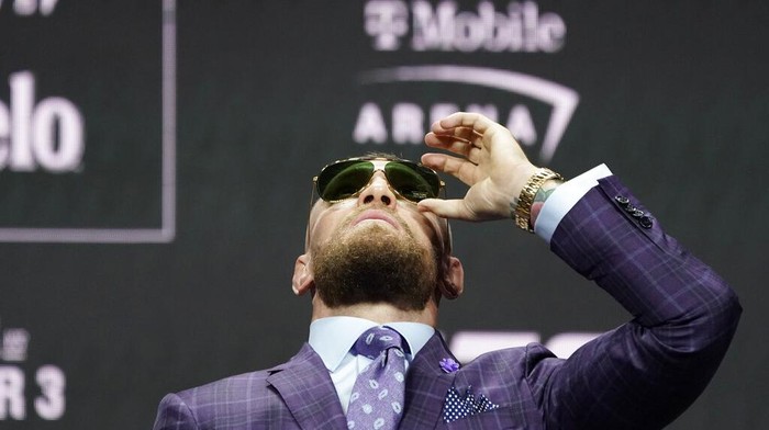 Tegang! Conor McGregor Tendang Poirier Saat Jumpa Pers Sesi jumpa pers dan faceoff UFC 264 dipenuhi ketegangan. Conor McGregor lempar trash talk dan menendang Dustin Poirier!