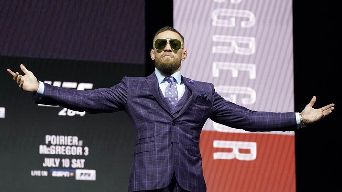 Sesi jumpa pers dan faceoff UFC 264 dipenuhi ketegangan. Conor McGregor lempar trash talk dan menendang Dustin Poirier!
