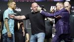 Tegang! Conor McGregor Tendang Poirier Saat Jumpa Pers