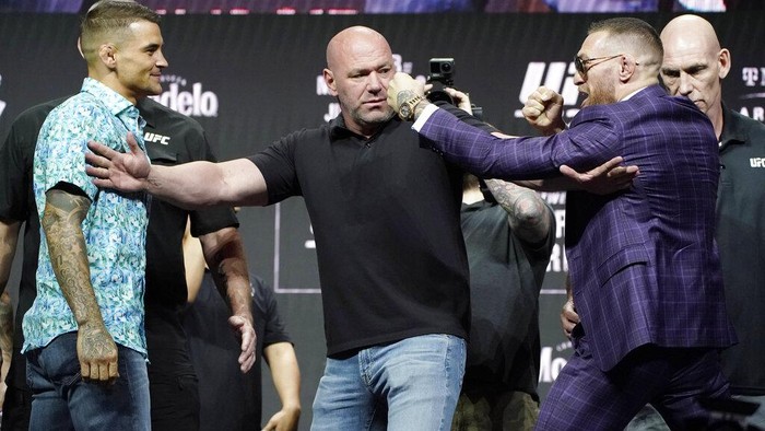 Tegang! Conor McGregor Tendang Poirier Saat Jumpa Pers Sesi jumpa pers dan faceoff UFC 264 dipenuhi ketegangan. Conor McGregor lempar trash talk dan menendang Dustin Poirier!