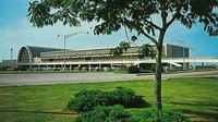 Terminal lama itu masih menunjukan denyut nadi yang lemah. Sebagian besar bangunan terus dirawat dan dinyalakan, karena kantor administrasi bandara, pusat operasi darurat hingga kantor penegakan hukum masih ada di sini. Perpindahan mereka tertunda akibat pandemi.  (New Orleans Aviation Board)