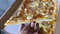 Kamu bisa menikmati 4 jenis keju yaitu mozarella, blue cheese, cheddar, dan parmesan dalam sekali gigitan. Foto: detikFood/Sonia Permata