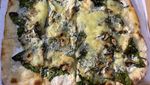 Pizza Sourdough Kekinian Topping Keju Mozarella dan Bayam Nikmat