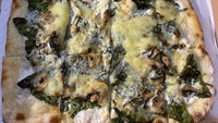 Berbeda dari toko pizza lainnya, The Baker Bunch menekankan penggunaan adonan sourdough sebagai bahan dasar pembuatan kulit pizza mereka. Teksturnya tetap crunchy di luar, namun bagian dalam pizza tetap lembut atau chewy saat digigit. Foto: detikFood/Sonia Permata