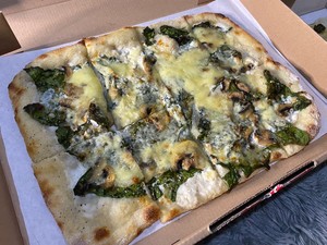 The Baker Bunch: Renyah Chewy Pizza Sourdough Kekinian yang Lembut Enak