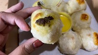 Tampilannya mirip seperti fluffy bun khas Jepang. Tapi adonan dasarnya tetap dibuat dari sourdough yang diisi dengan keju mozarella, dan disajikan dengan saus cocol garlic butter yang gurihnya bikin tak bisa berhenti ngemil. Foto: detikFood/Sonia Permata