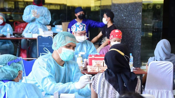 TNI AU menggelar serbuan vaksinasi COVID-19 di Jakarta dan daerah lainnya. (dok Dispenau)