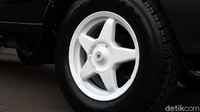 Dari samping, mobil ini tampak sangar berkat pemilihan kaki-kaki yang berotot. Pelek asli mobil ini dicopot dan digantikan dengan pelek Starfoam ukuran 15 inci, berkelir warna putih. Pelek yang tampak manis ini, dipadukan dengan ban AT dari GT Radial ukuran 205/70. Foto: Muhammad Hafizh Gemilang