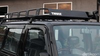 Kalau kita menilik ke bagian atasnya, yang membuat mobil ini siap dibawa ke mana saja, adalah hadirnya roof rack custom yang juga ditambahkan awning tent merek Mountent. Foto: Muhammad Hafizh Gemilang