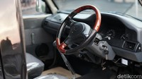 Untuk bagian interior, Donny memilih mobil ini dengan gaya aslinya. Dirinya hanya mengganti dashboard dan juga setir yang sudah usang.  Foto: Muhammad Hafizh Gemilang