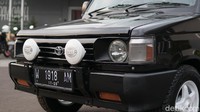 Untuk mempertebal konsep rally look ke Kijang LSX G 1994 ini, lampu kabut Hella Comet dipasangkan dengan sempurna di atas plat nomor depannya. Lalu sentuhan aksen deflekta yang dipasangkan di atas kap mesin bagian depan mobil ini, tampak sangat matching dan fungsional. Foto: Muhammad Hafizh Gemilang
