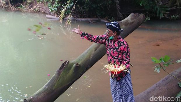Perwakilan warga dari empat desa di Kecamatan Campurdarat, Tulungagung menggelar upacara adat Ulur-ulur di Telaga Buret. Upacara digelar di masa PPKM Darurat.