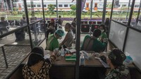 Petugas melakukan vaksinasi COVID-19 kepada calon penumpang kereta api, di Stasiun Purwokerto, Banyumas, Jateng, Jumat (9/7/2021).   