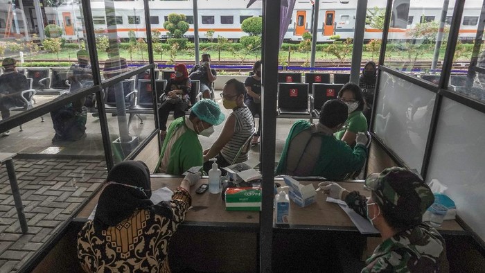 Calon penumpang kereta api menunjukan kartu vaksin yang diperoleh usai, melakukan vaksinasi COVID-19 di Stasiun Purwokerto, Banyumas, Jateng, Jumat (9/7/2021). PT. KAI Daop V Purwokerto menyediakan layanan vaksinasi COVID-19 gratis bagi pelanggan kereta api jarak jauh di sejumlah stasiun keberangkatan, untuk membantu melengkapi persyaratan perjalanan selama masa PPKM darurat. ANTARA FOTO/Idhad Zakaria/hp.