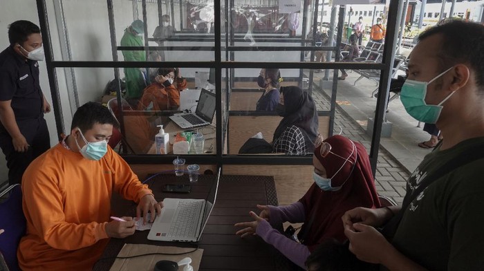 Calon penumpang kereta api menunjukan kartu vaksin yang diperoleh usai, melakukan vaksinasi COVID-19 di Stasiun Purwokerto, Banyumas, Jateng, Jumat (9/7/2021). PT. KAI Daop V Purwokerto menyediakan layanan vaksinasi COVID-19 gratis bagi pelanggan kereta api jarak jauh di sejumlah stasiun keberangkatan, untuk membantu melengkapi persyaratan perjalanan selama masa PPKM darurat. ANTARA FOTO/Idhad Zakaria/hp.