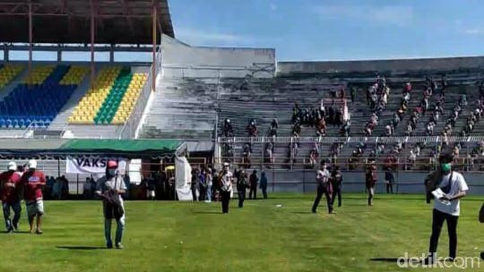 Vaksinasi COVID-19 di Stadion Tambaksari akan berlangsung hingga Minggu (11/7). Warga rela datang lebih pagi untuk menghindari antrean panjang.