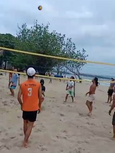Viral pria memaki-maki sejumlah orang bergerombol dan main bola voli di Pantai Kuta, Bali saat PPKM Darurat diberlakukan (Screenshot video viral)