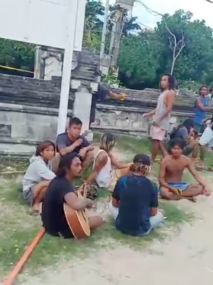 Viral pria memaki-maki sejumlah orang bergerombol dan main bola voli di Pantai Kuta, Bali saat PPKM Darurat diberlakukan (Screenshot video viral)