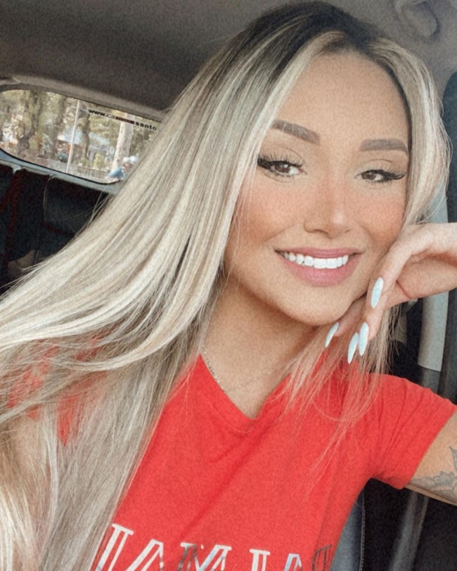 Pemain Emerson Palmieri sudah bertunangan dengan wanita cantik bernama Isadora Nascimento, seorang influencer fitness. Dikatakan pasangan yang sudah memiliki anak berusia dua tahun itu sudah berpacaran sejak remaja. Mereka pun tampaknya cocok karena Isadora sendiri sangat suka menonton pertandingan bola.  Foto: Instagram