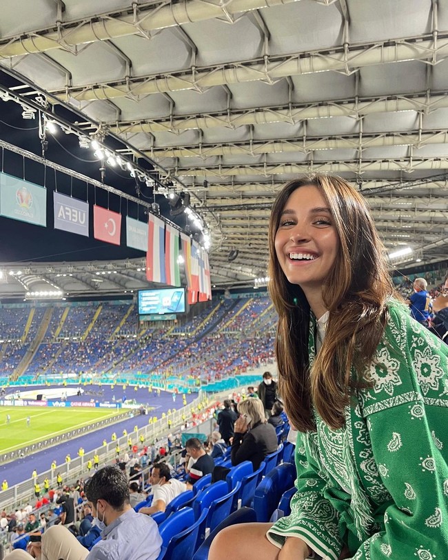 Model Benedetta Quagli tengah berkencan dengan Federico Chiesa yang permainan dipuji dan disebut sebagai bintang baru Italia. Dilaporkan mereka sudah berkencan kurang lebih dua tahun. Di Instagram, tak jarang pasangan tersebut memamerkan kemesraan mereka ketika pergi liburan. Foto: Instagram
