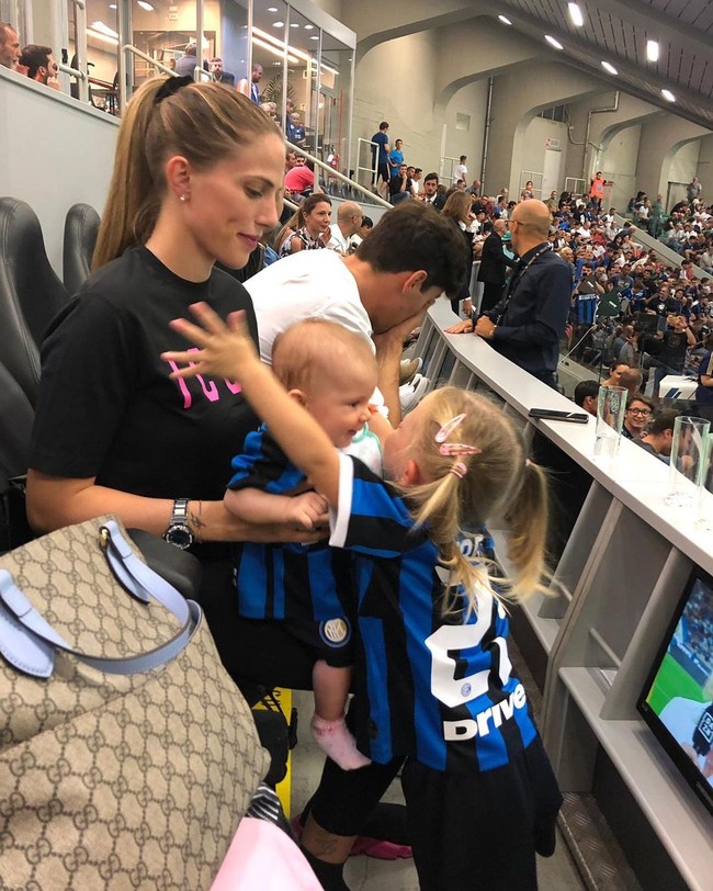 Kipper Nicolo Barella juga sudah menikah dengan seorang wanita cantik bernama Federica Schievenin. Federica pun terlihat suportif terhadap suaminya karena sering unggah foto nonton pertandingan Nicolo. Dikatakan jika orangtua dari tiga anak itu adalah pasangan sejak remaja yang menikah di usia 20 tahun. Foto: Instagram