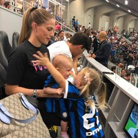 Kipper Nicolo Barella juga sudah menikah dengan seorang wanita cantik bernama Federica Schievenin. Federica pun terlihat suportif terhadap suaminya karena sering unggah foto nonton pertandingan Nicolo. Dikatakan jika orangtua dari tiga anak itu adalah pasangan sejak remaja yang menikah di usia 20 tahun. Foto: Instagram