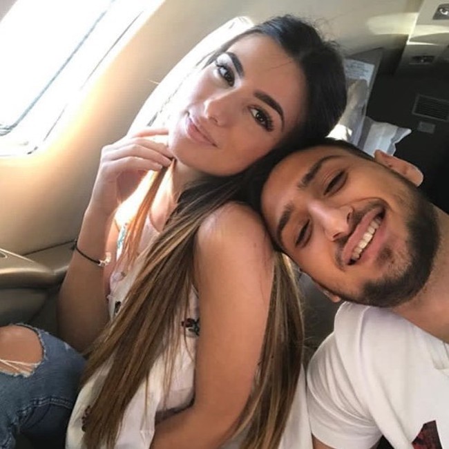 Pemain timnas Italia lain yang menjalin asmara dengan pacar SMA-nya adalah Gianluigi Donnarumma. Donnarumma berkencan dengan Alessia Elefante yang sudah bersamanya sejak berusia 17 tahun. Dua tahun berpacaran, mereka pun bertunangan pada 2018. Foto: Instagram