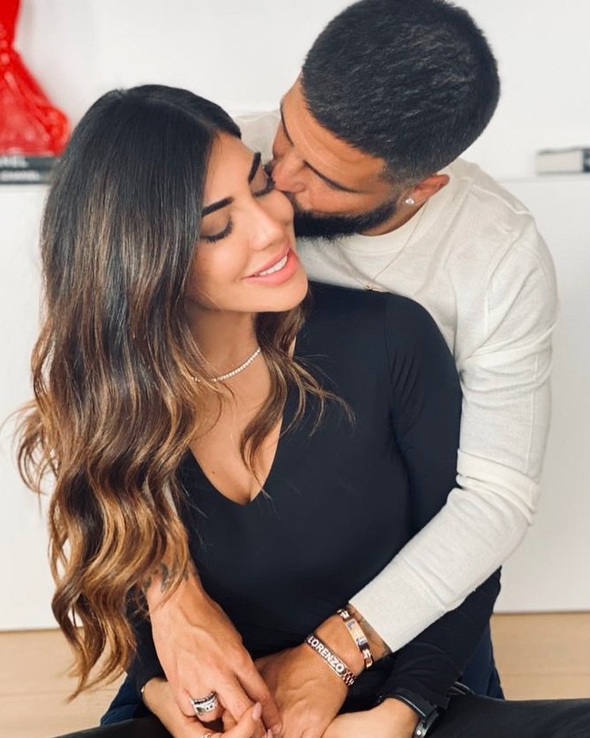 Genoveffa Darone yang menikah dengan Lorenzo Insigne adalah salah satu WAG paling dikenal di Italia. Genoveffa dan Insigne menikah setelah tujuh bulan berpacaran lalu menikah dengan perayaan mewah di 2012. Genoveffa sempat bekerja di salon sebelum jadi ibu rumah tangga dengan dua anak. Foto: Instagram