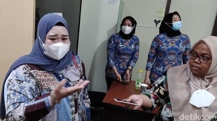 Wanita disebut keponakan Nurdin Abdullah, Fita (kiri) menangis menagih utang ke Pemprov Sulsel (Hermawan/detikcom).