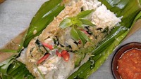 Olahan nasi gurih sedap selanjutnya adalah nasi bakar. Aromanya khas karena dibalut daun pisang. Nasi bakar bisa diberi beragam isian termasuk olahan ayam yang pedas gurih. Detikfood punya resep nasi bakar ayam di sini. Foto: dok. Tastemade 
