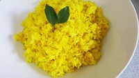 Nasi kuning gampang dibikin dengan magic com atau rice cooker. Selain kunyit, nasi ini juga dibuat dengan daun pandan dan serai sehingga harum aromanya. Yuk bikin nasi kuning yang pulen dengan resep ini. Foto: detikfood 
