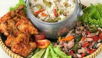 Untuk makan bareng keluarga, kamu bisa bikin nasi liwet yang gurih pedas ini. Sajikan bersama lauk ayam bakar dan cumi cabai hijau. Resepnya bisa kamu intip di sini. Foto: Masak Masak Trans TV 